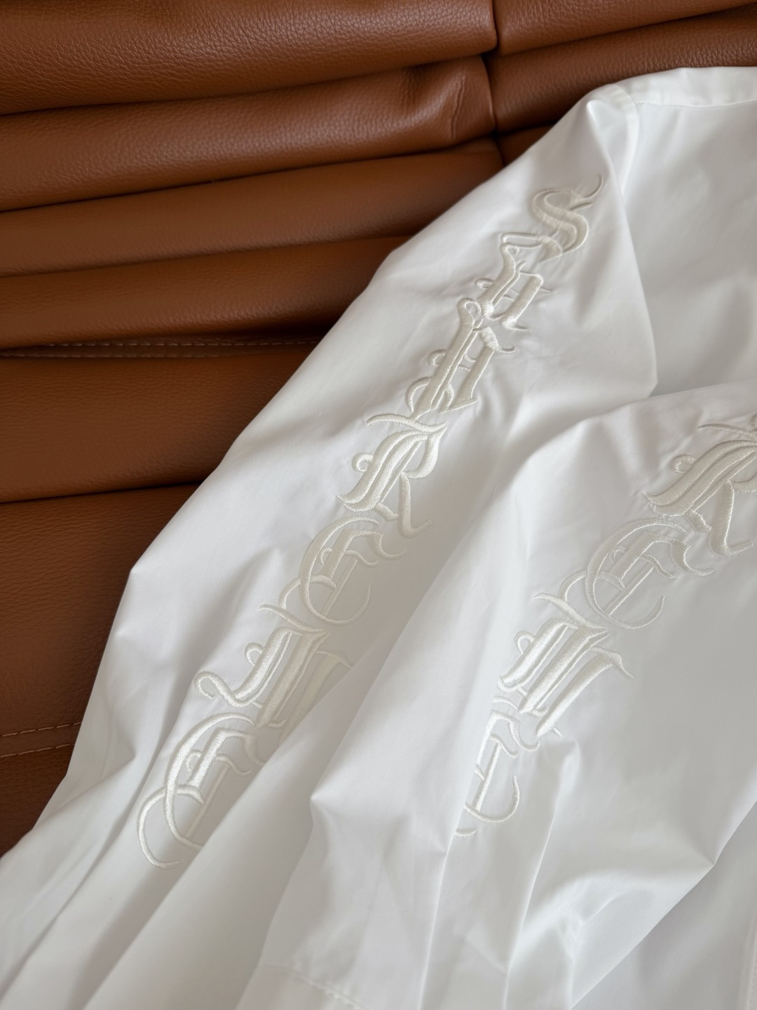 26春夏 双袖刺绣梵文字母衬衫 搭配了十字架金属扣子 很有细节感 时髦有型 推荐入手的基础款衬衫 超级重