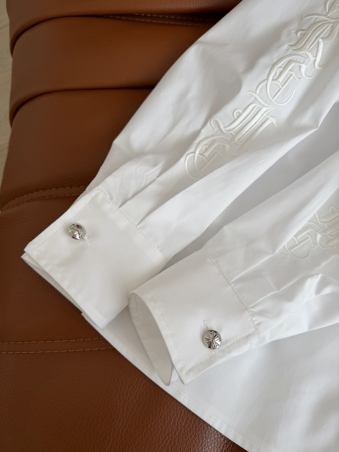 26春夏 双袖刺绣梵文字母衬衫 搭配了十字架金属扣子 很有细节感 时髦有型 推荐入手的基础款衬衫 超级重