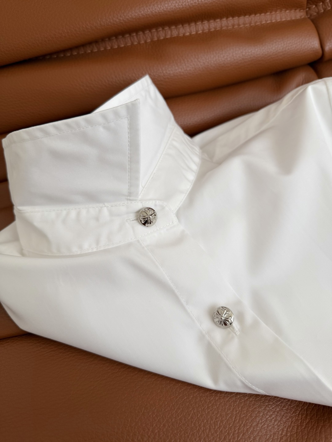 26春夏 双袖刺绣梵文字母衬衫 搭配了十字架金属扣子 很有细节感 时髦有型 推荐入手的基础款衬衫 超级重