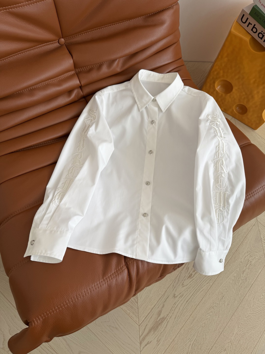 26春夏 双袖刺绣梵文字母衬衫 搭配了十字架金属扣子 很有细节感 时髦有型 推荐入手的基础款衬衫 超级重