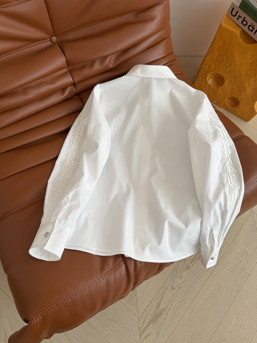 26春夏 双袖刺绣梵文字母衬衫 搭配了十字架金属扣子 很有细节感 时髦有型 推荐入手的基础款衬衫 超级重