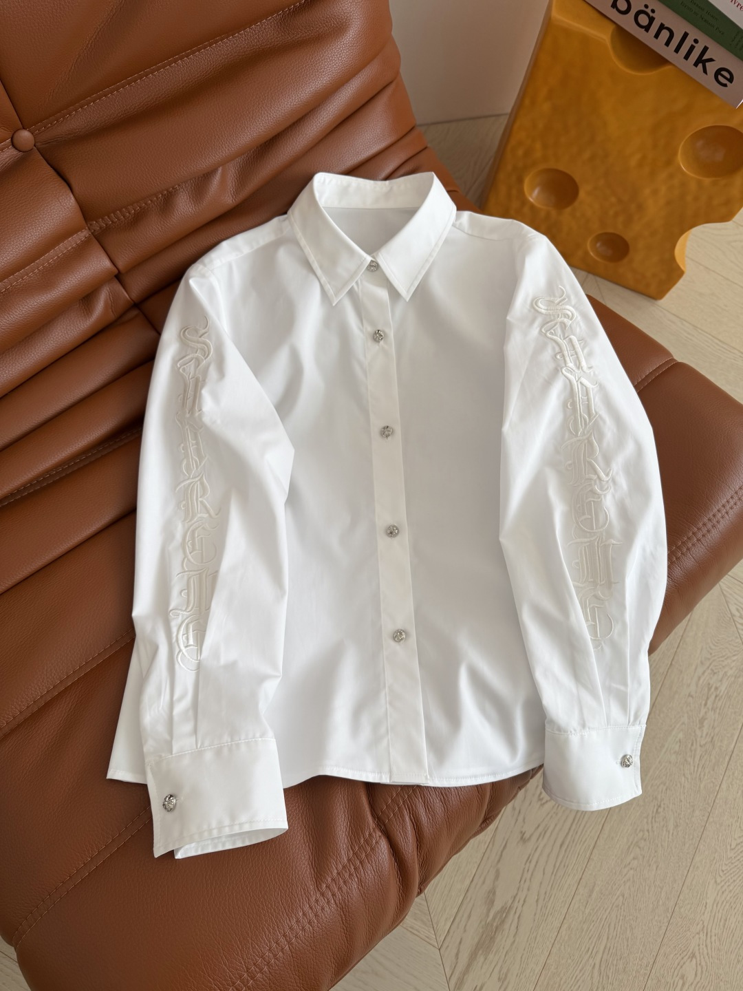 26春夏 双袖刺绣梵文字母衬衫 搭配了十字架金属扣子 很有细节感 时髦有型 推荐入手的基础款衬衫 超级重