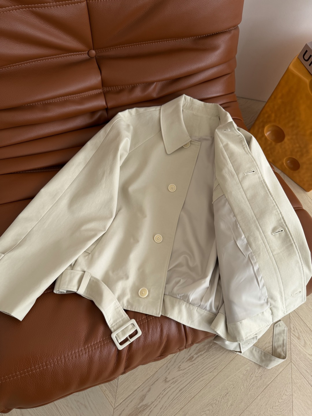 26春夏 后背三角标装饰风衣外套 轻薄款设计 一年四季都需要的一款多种穿搭风衣 休闲慵懒 下摆系带设计 