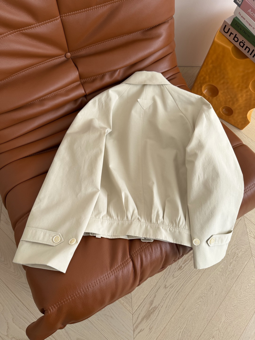 26春夏 后背三角标装饰风衣外套 轻薄款设计 一年四季都需要的一款多种穿搭风衣 休闲慵懒 下摆系带设计 