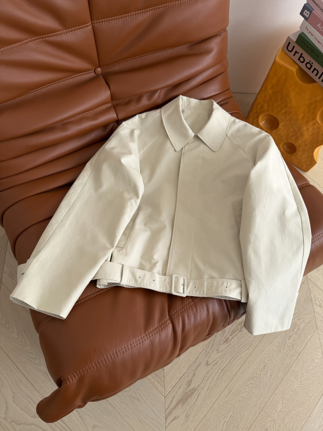 26春夏 后背三角标装饰风衣外套 轻薄款设计 一年四季都需要的一款多种穿搭风衣 休闲慵懒 下摆系带设计 