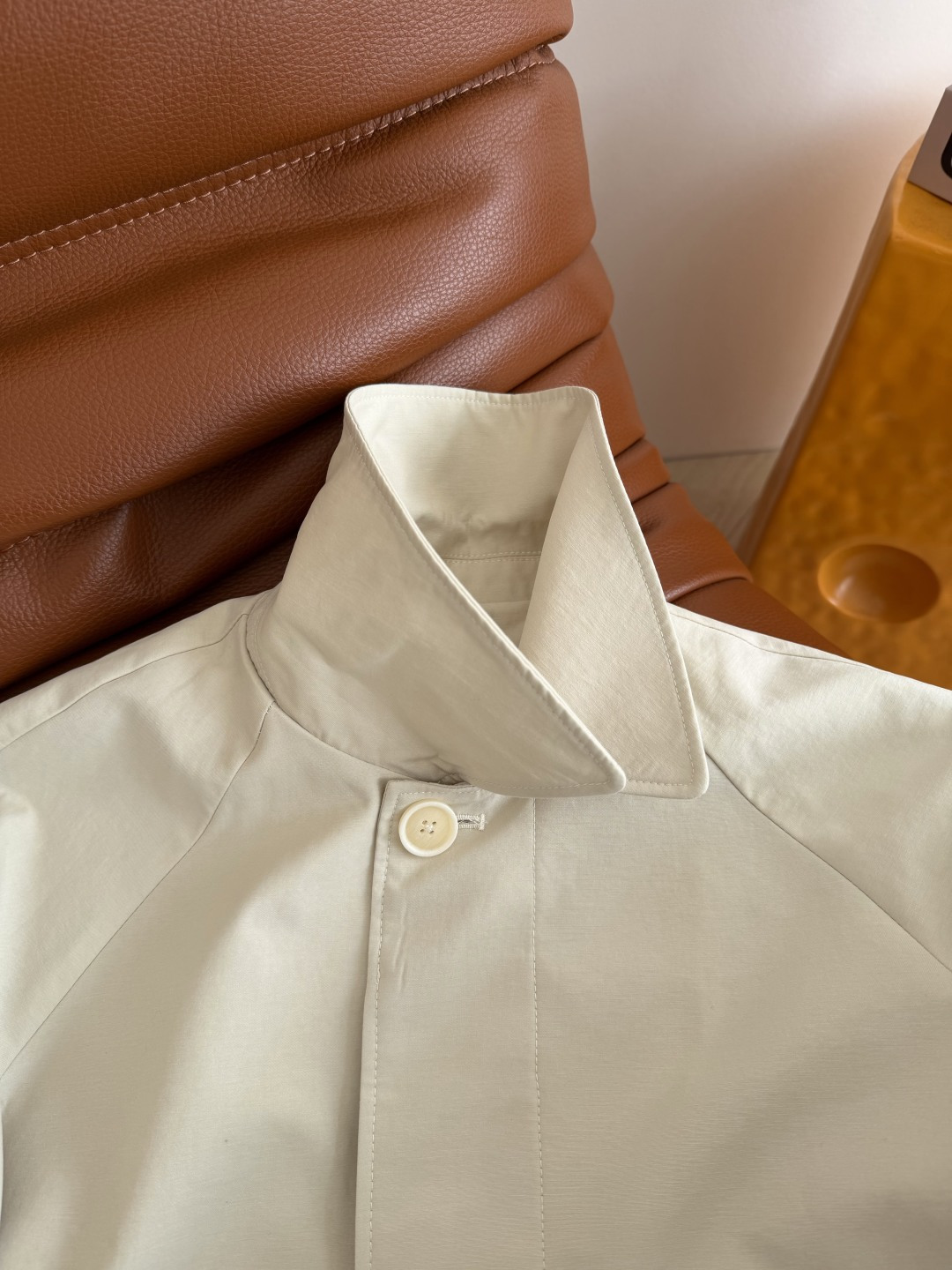 26春夏 后背三角标装饰风衣外套 轻薄款设计 一年四季都需要的一款多种穿搭风衣 休闲慵懒 下摆系带设计 