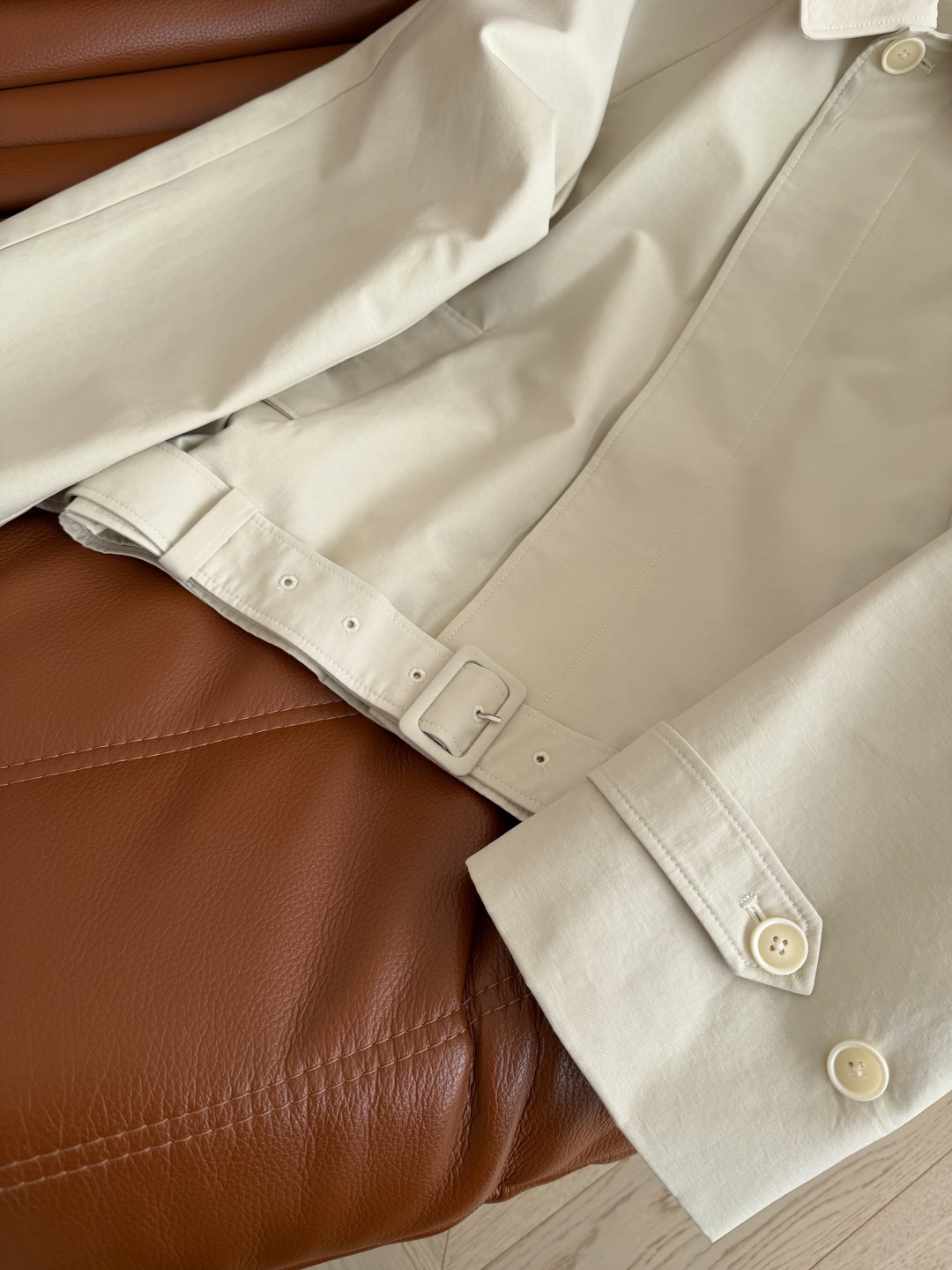 26春夏 后背三角标装饰风衣外套 轻薄款设计 一年四季都需要的一款多种穿搭风衣 休闲慵懒 下摆系带设计 