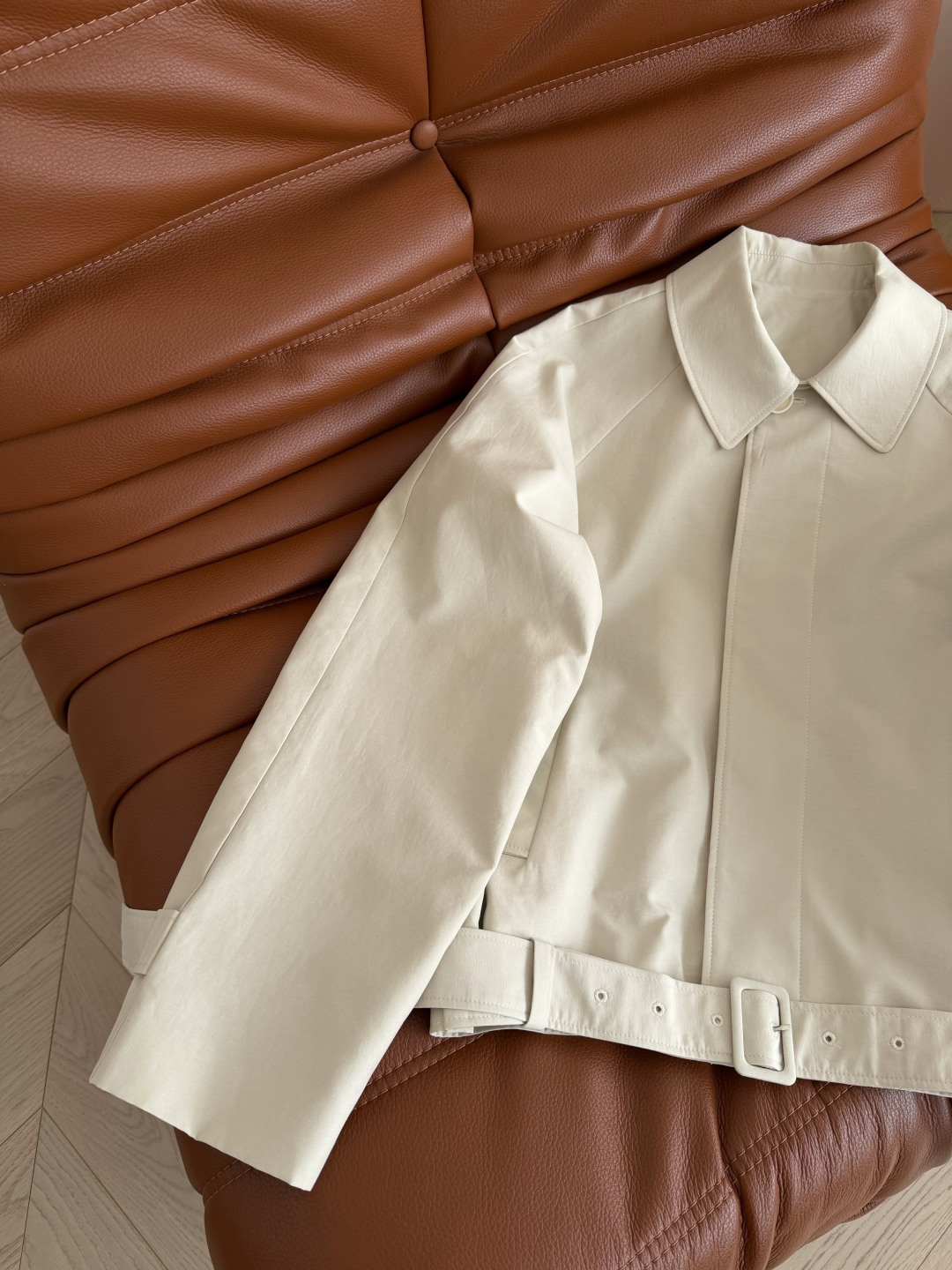 26春夏 后背三角标装饰风衣外套 轻薄款设计 一年四季都需要的一款多种穿搭风衣 休闲慵懒 下摆系带设计 