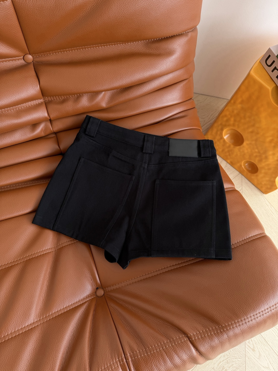 百搭系列 26ss 黑色皮牌装饰牛仔裤裙 超级好穿 是夏季不可缺少的单品 显腿长的神器 不管怎么搭配都不