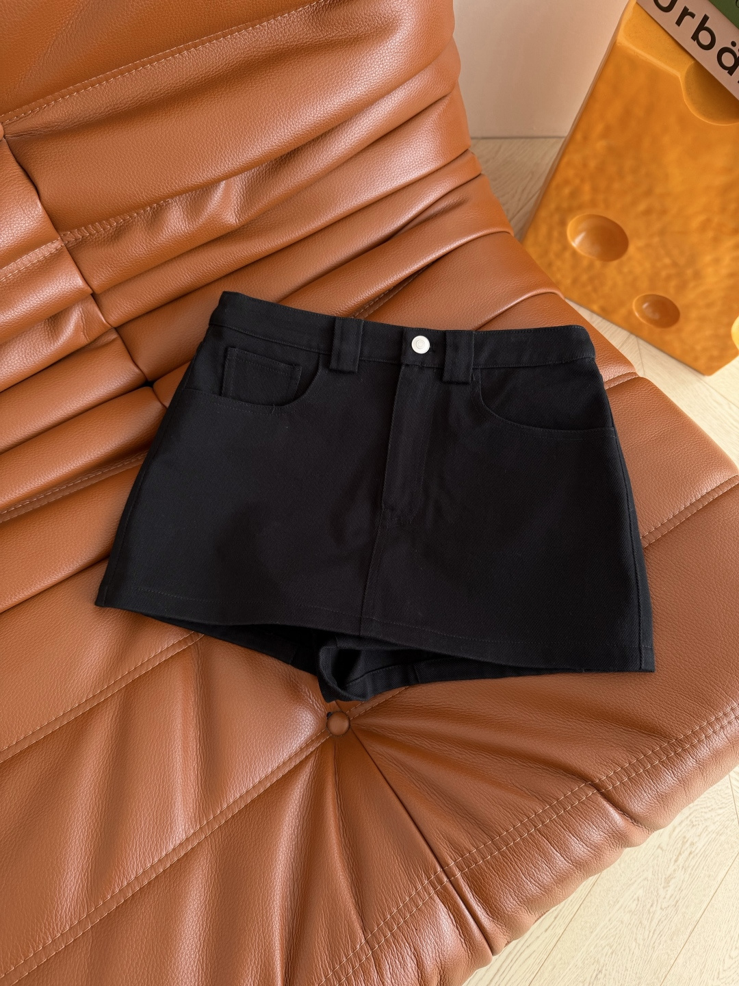 百搭系列 26ss 黑色皮牌装饰牛仔裤裙 超级好穿 是夏季不可缺少的单品 显腿长的神器 不管怎么搭配都不