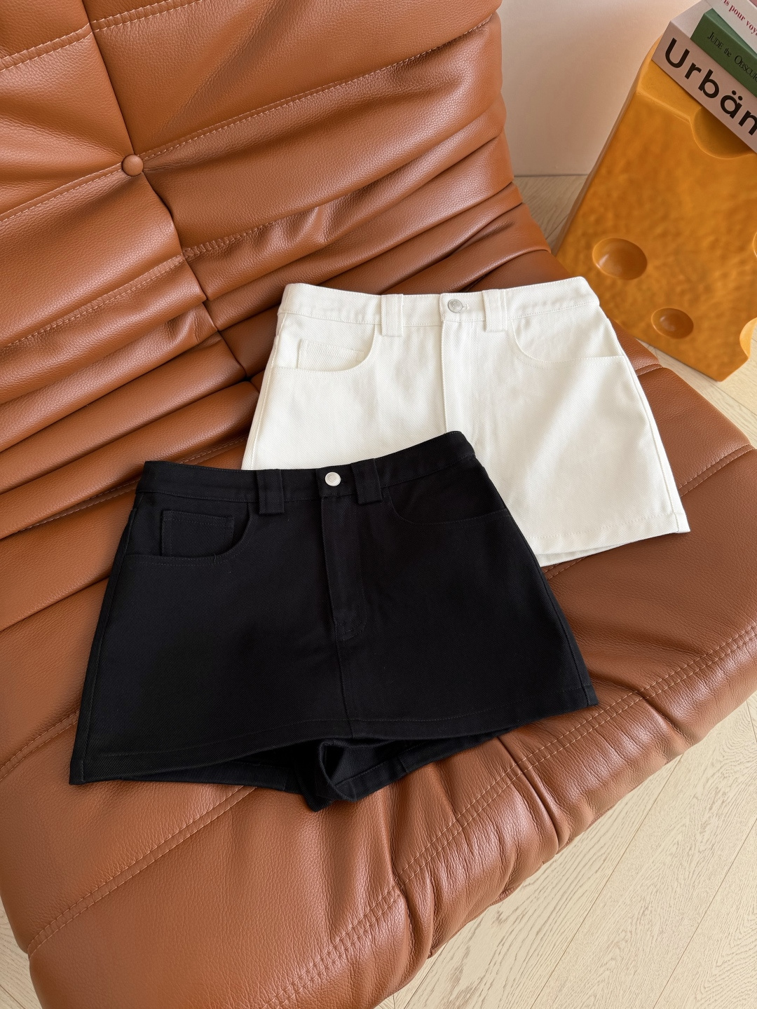 百搭系列 26ss 黑色皮牌装饰牛仔裤裙 超级好穿 是夏季不可缺少的单品 显腿长的神器 不管怎么搭配都不