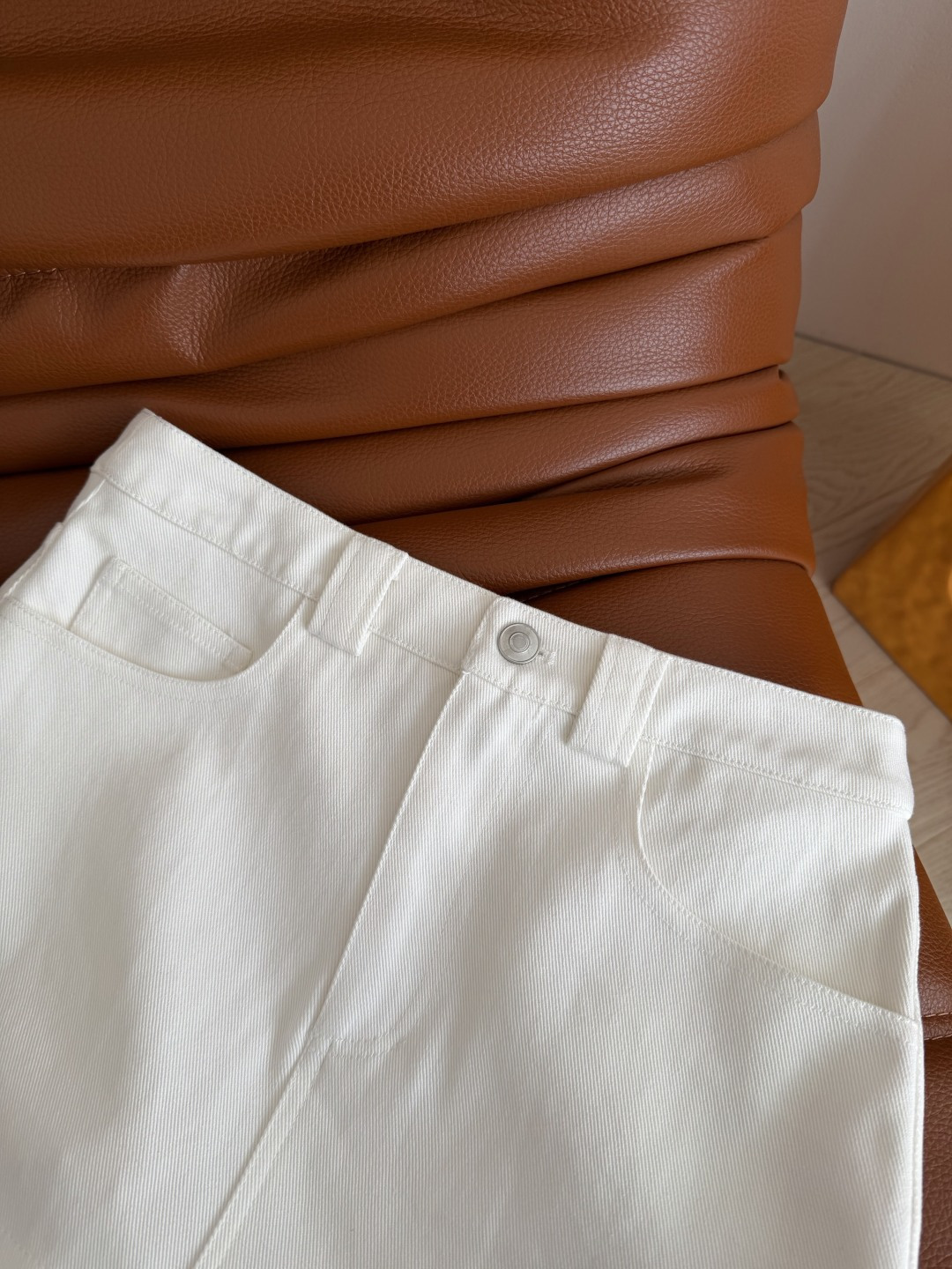 百搭系列 26ss 黑色皮牌装饰牛仔裤裙 超级好穿 是夏季不可缺少的单品 显腿长的神器 不管怎么搭配都不