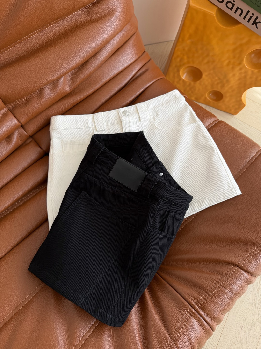 百搭系列 26ss 黑色皮牌装饰牛仔裤裙 超级好穿 是夏季不可缺少的单品 显腿长的神器 不管怎么搭配都不