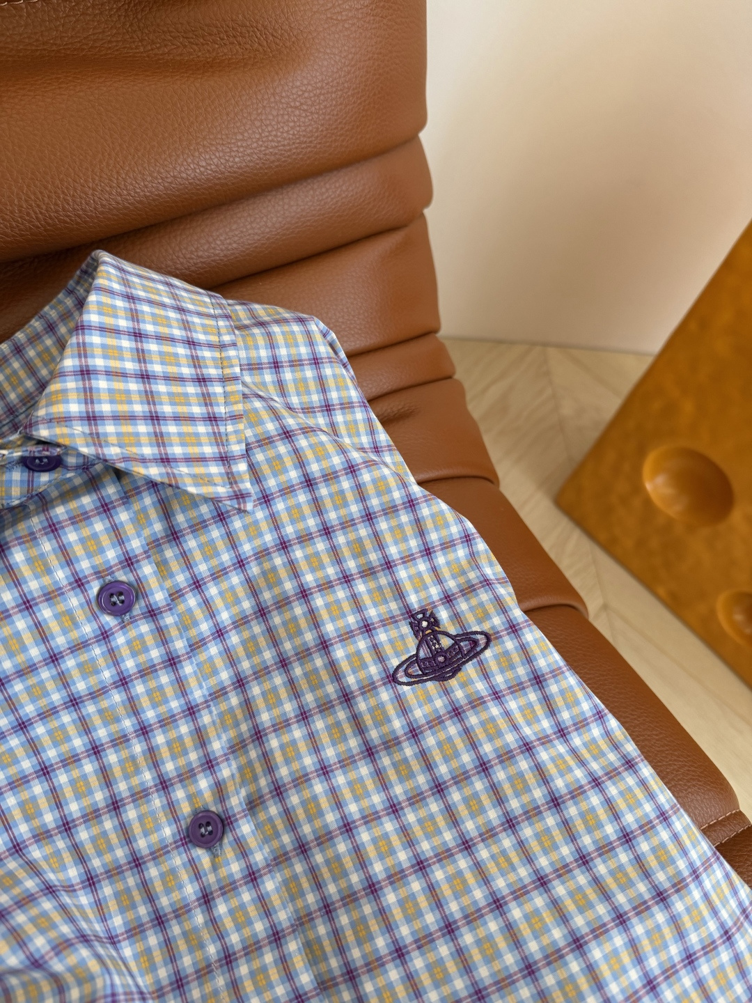 休闲时髦 26春夏 土星logo刺绣格子衬衫 格子的配色很好看 恰到好处的廓形 帅气BF风格 慵懒氛围十