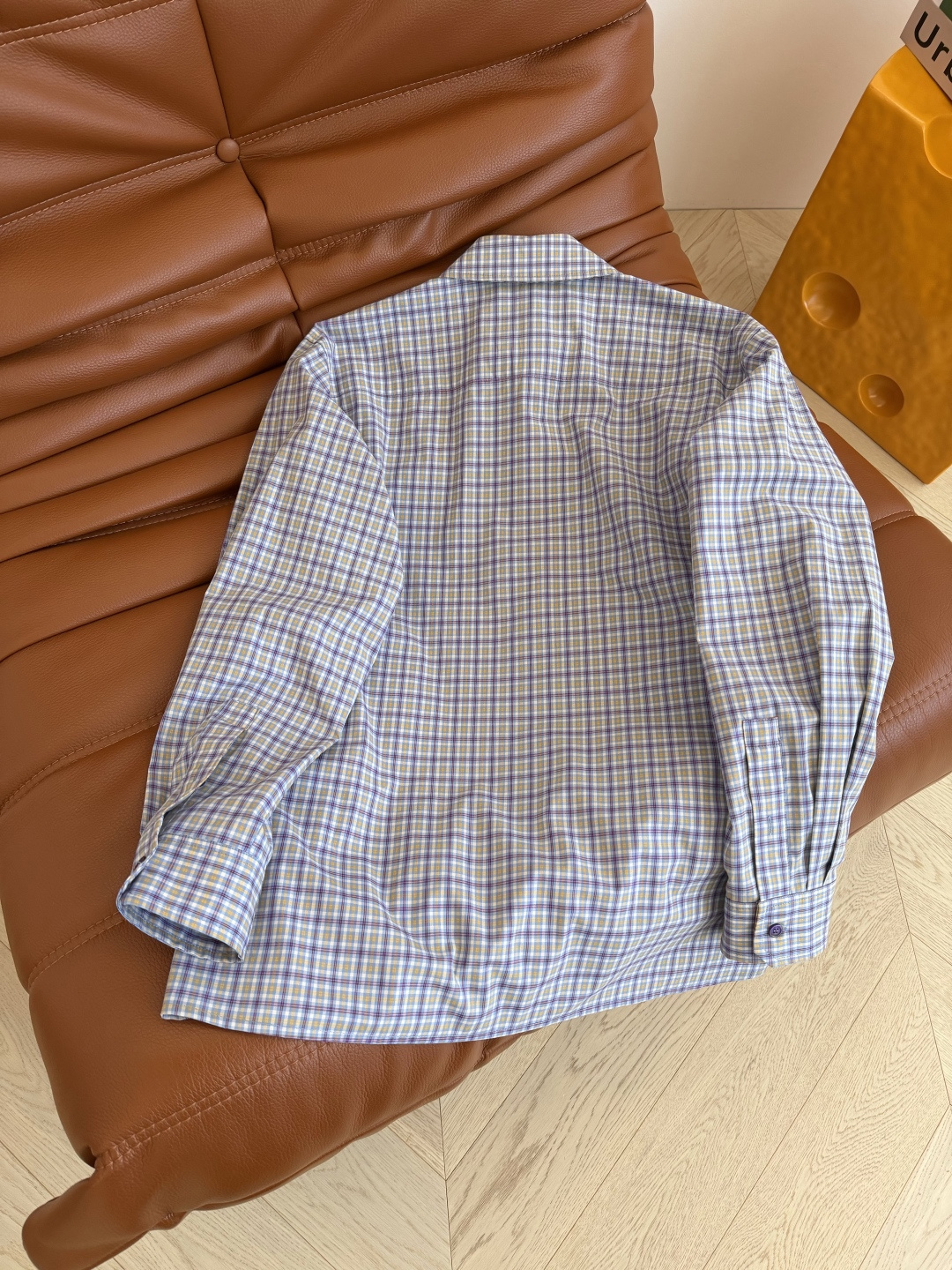 休闲时髦 26春夏 土星logo刺绣格子衬衫 格子的配色很好看 恰到好处的廓形 帅气BF风格 慵懒氛围十