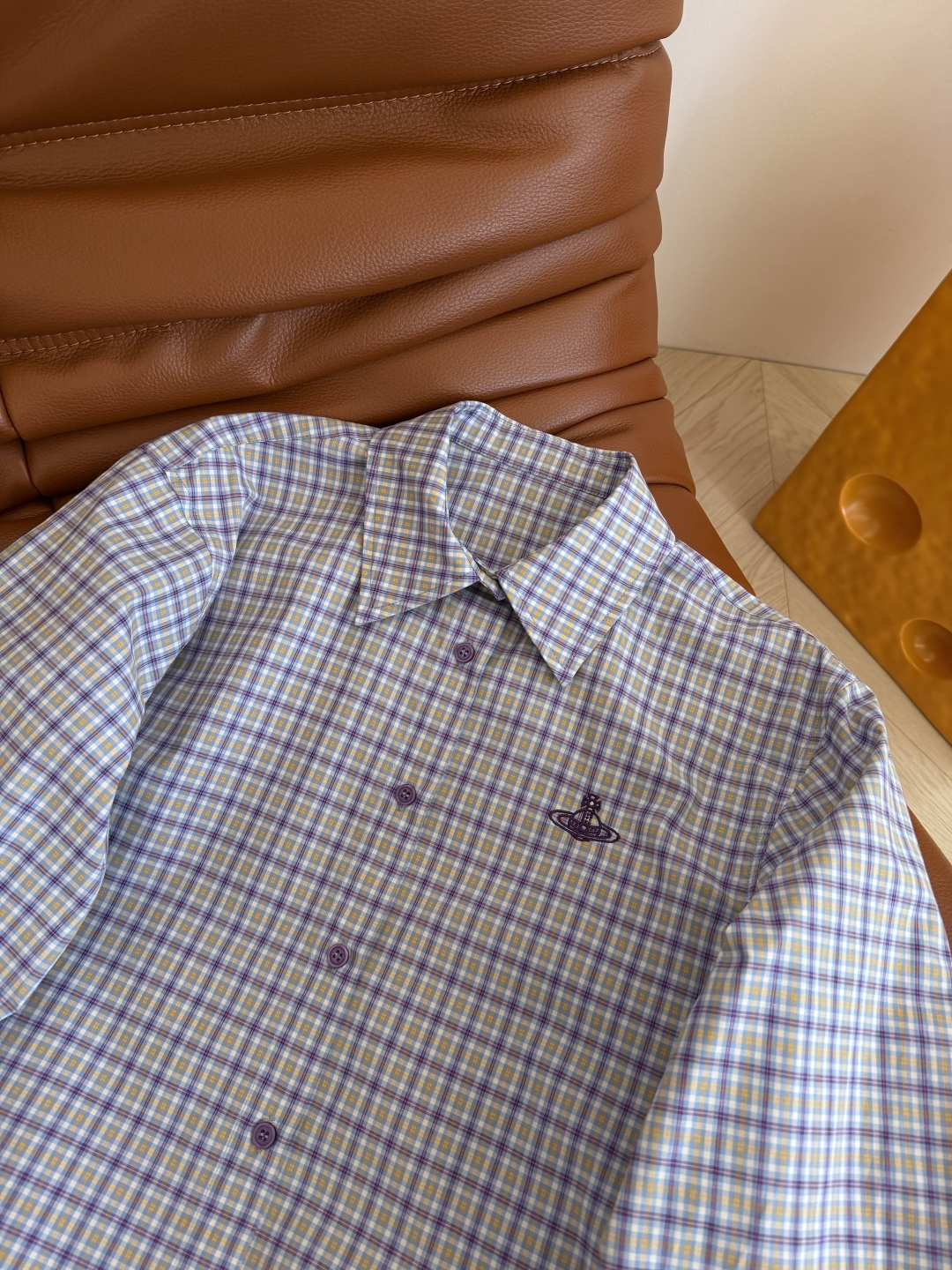 休闲时髦 26春夏 土星logo刺绣格子衬衫 格子的配色很好看 恰到好处的廓形 帅气BF风格 慵懒氛围十