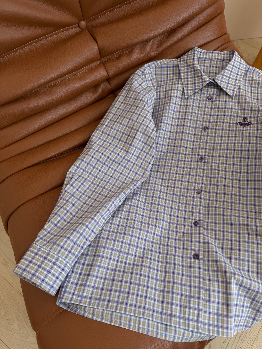 休闲时髦 26春夏 土星logo刺绣格子衬衫 格子的配色很好看 恰到好处的廓形 帅气BF风格 慵懒氛围十