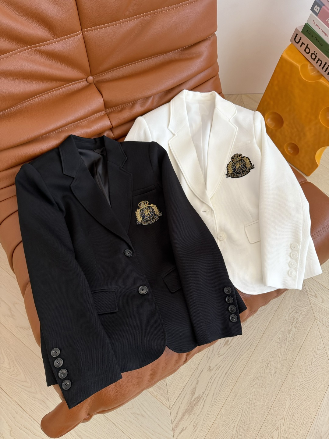 26新款 定制纯手工印度丝徽章西装外套 时髦感在线 实穿性很高 可休闲日常 职场OL也很适合 是合体剪裁