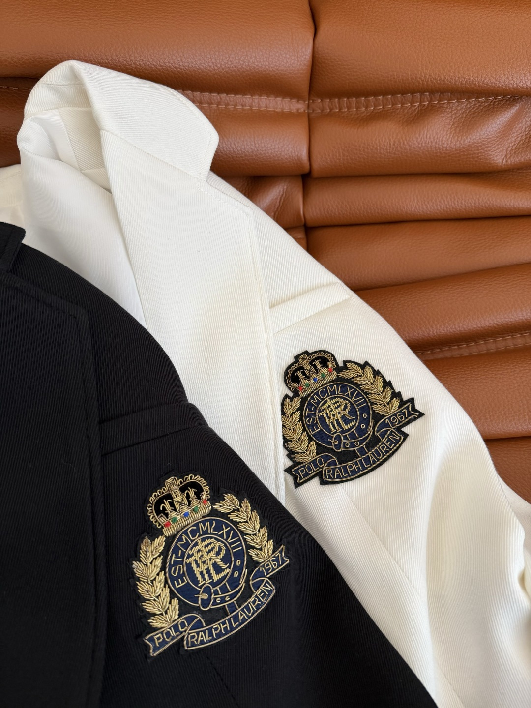 26新款 定制纯手工印度丝徽章西装外套 时髦感在线 实穿性很高 可休闲日常 职场OL也很适合 是合体剪裁