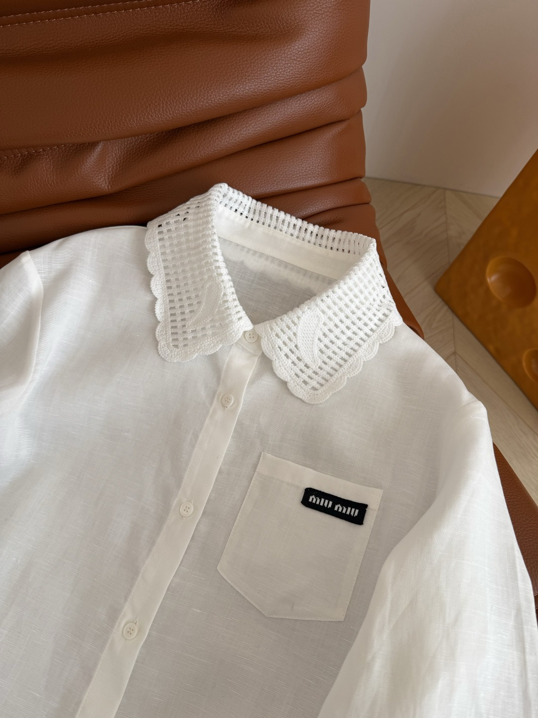 重磅衬衫 26ss 钩花领子拼接亚麻衬衫 采用进口的亚麻材质面料 表面自带肌理感 贴身很舒服 领子是重工