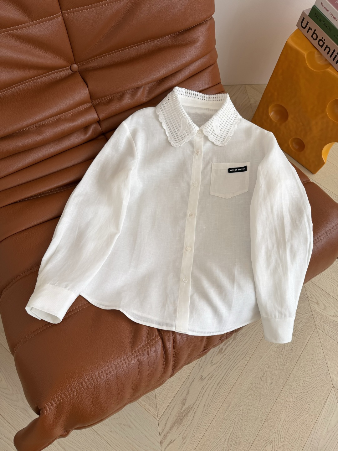 重磅衬衫 26ss 钩花领子拼接亚麻衬衫 采用进口的亚麻材质面料 表面自带肌理感 贴身很舒服 领子是重工