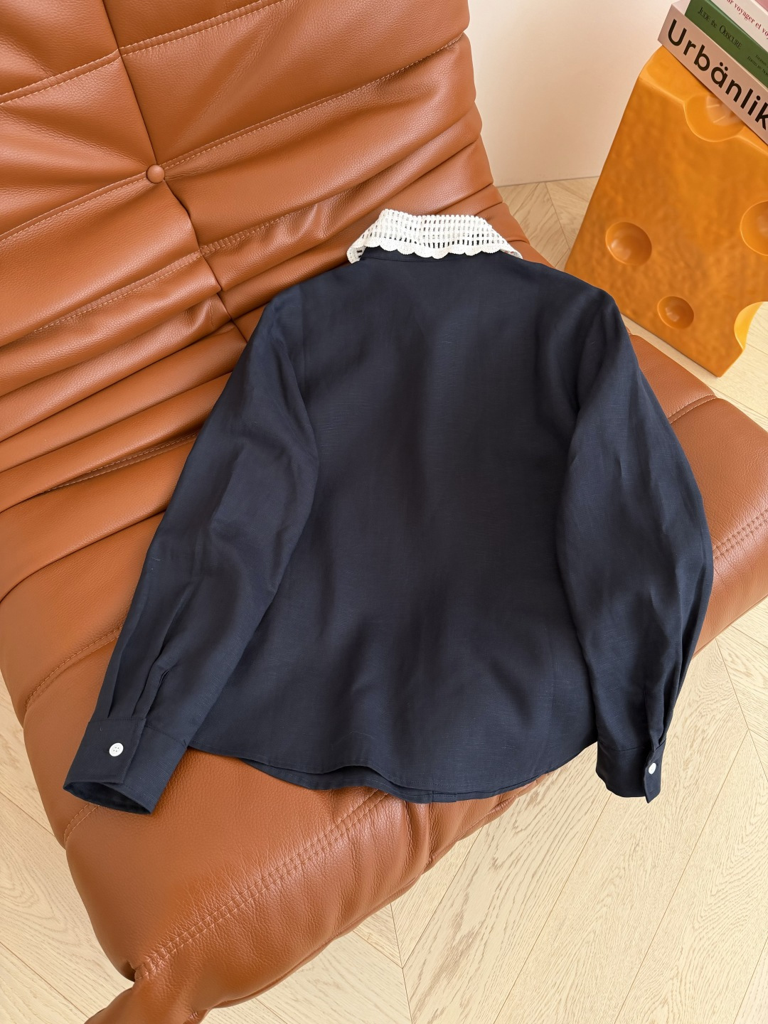 重磅衬衫 26ss 钩花领子拼接亚麻衬衫 采用进口的亚麻材质面料 表面自带肌理感 贴身很舒服 领子是重工