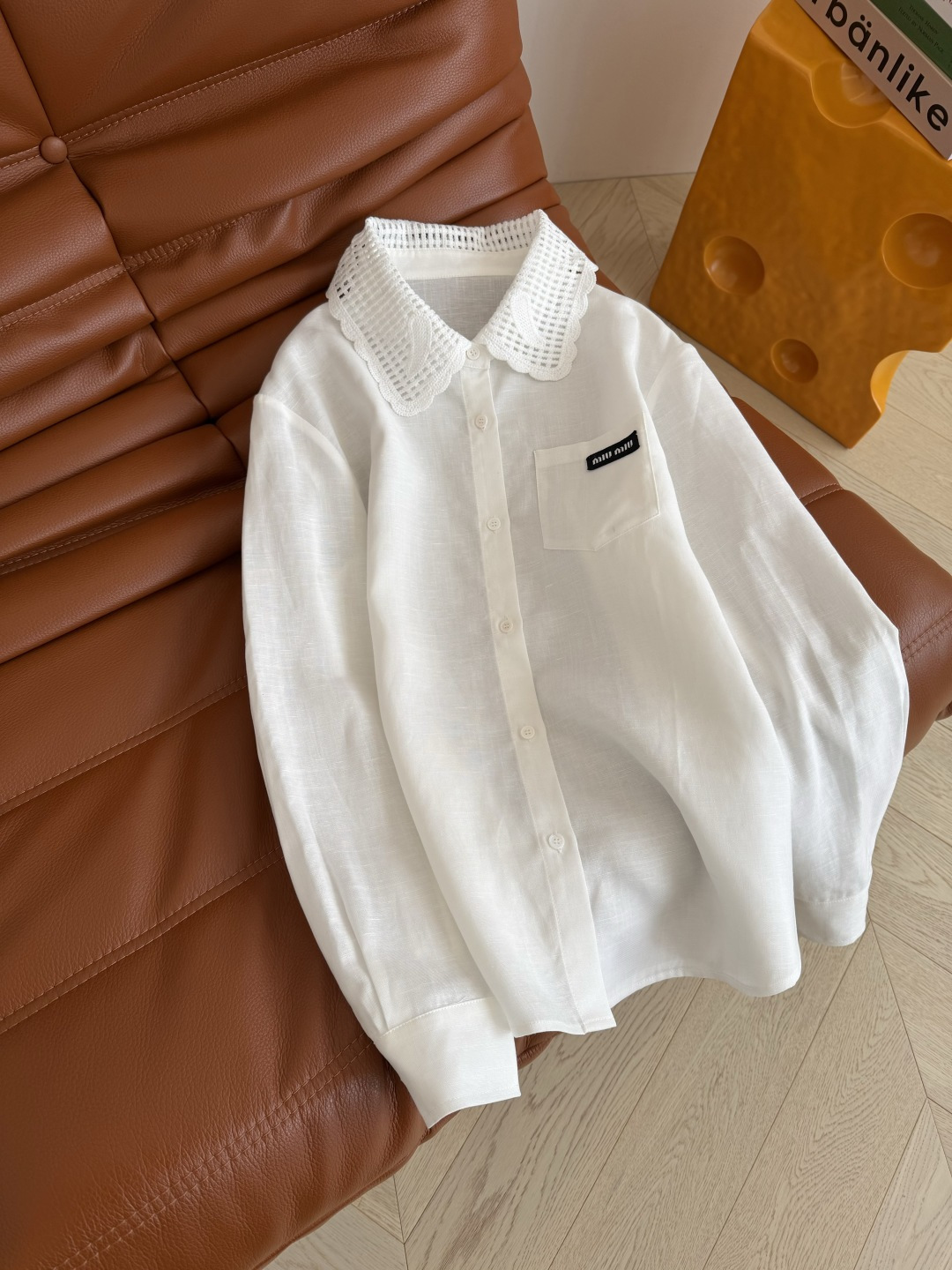 重磅衬衫 26ss 钩花领子拼接亚麻衬衫 采用进口的亚麻材质面料 表面自带肌理感 贴身很舒服 领子是重工