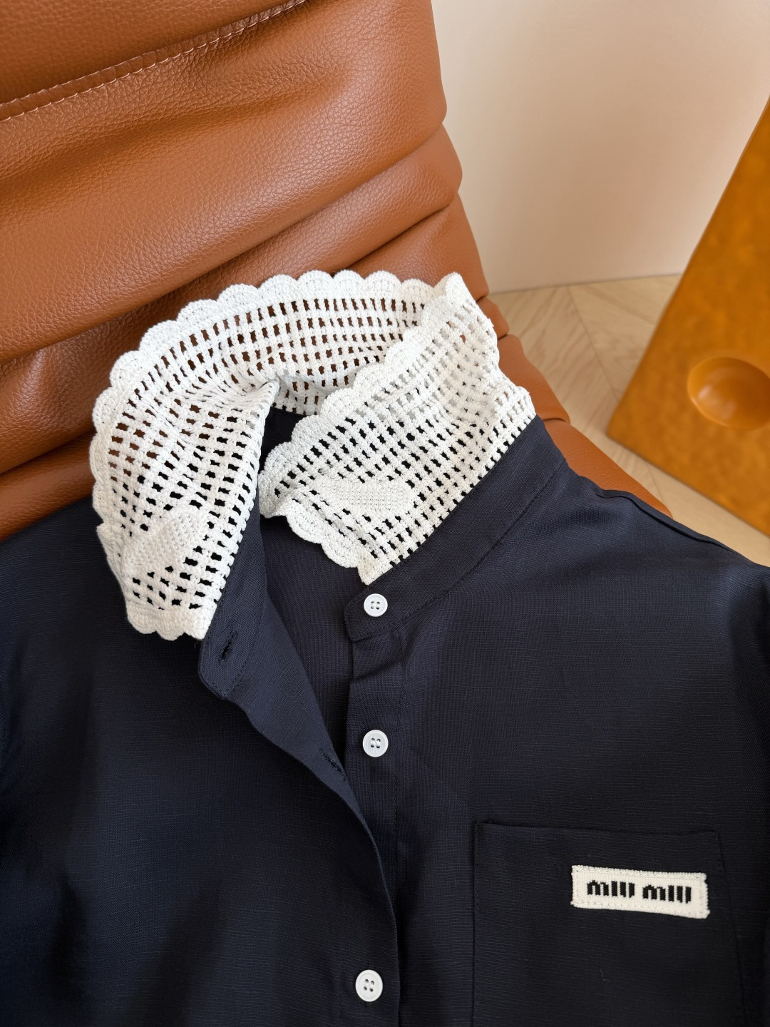 重磅衬衫 26ss 钩花领子拼接亚麻衬衫 采用进口的亚麻材质面料 表面自带肌理感 贴身很舒服 领子是重工