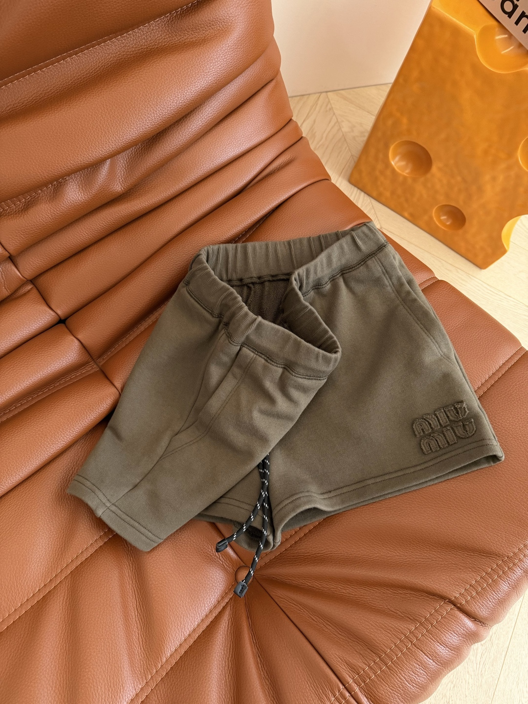 日常休闲短裤 26新款 经典字母徽标装饰短裤 军绿色很好看 时髦有型 搭配起来得心应手 休闲必备 绝对是
