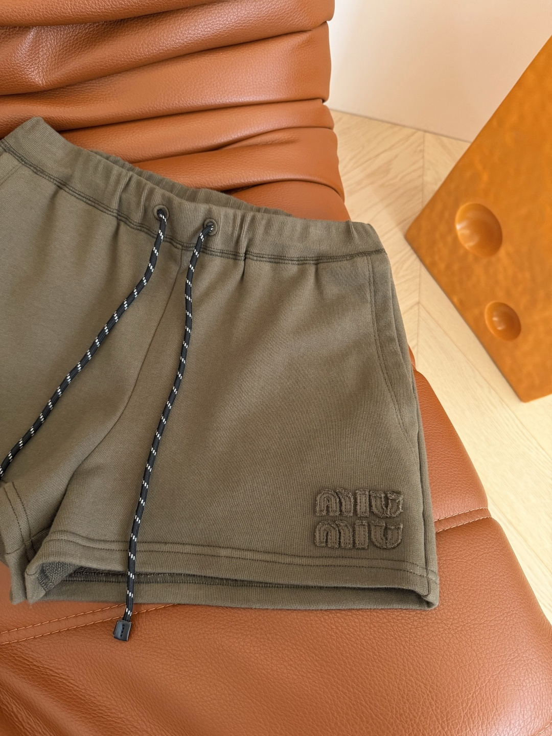 日常休闲短裤 26新款 经典字母徽标装饰短裤 军绿色很好看 时髦有型 搭配起来得心应手 休闲必备 绝对是