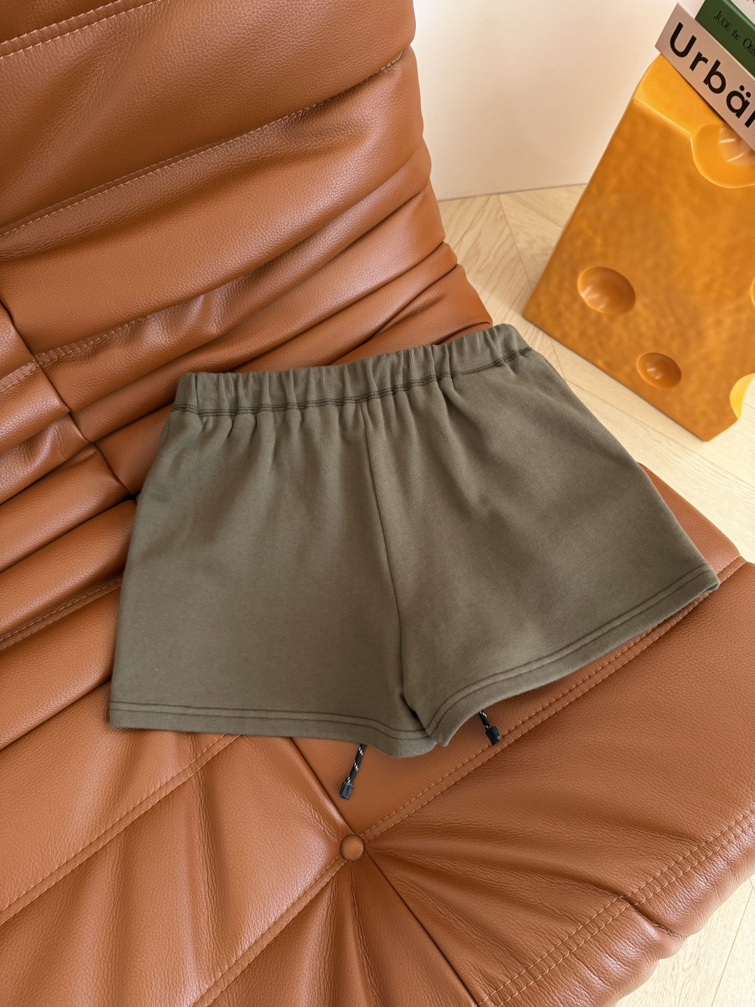 日常休闲短裤 26新款 经典字母徽标装饰短裤 军绿色很好看 时髦有型 搭配起来得心应手 休闲必备 绝对是