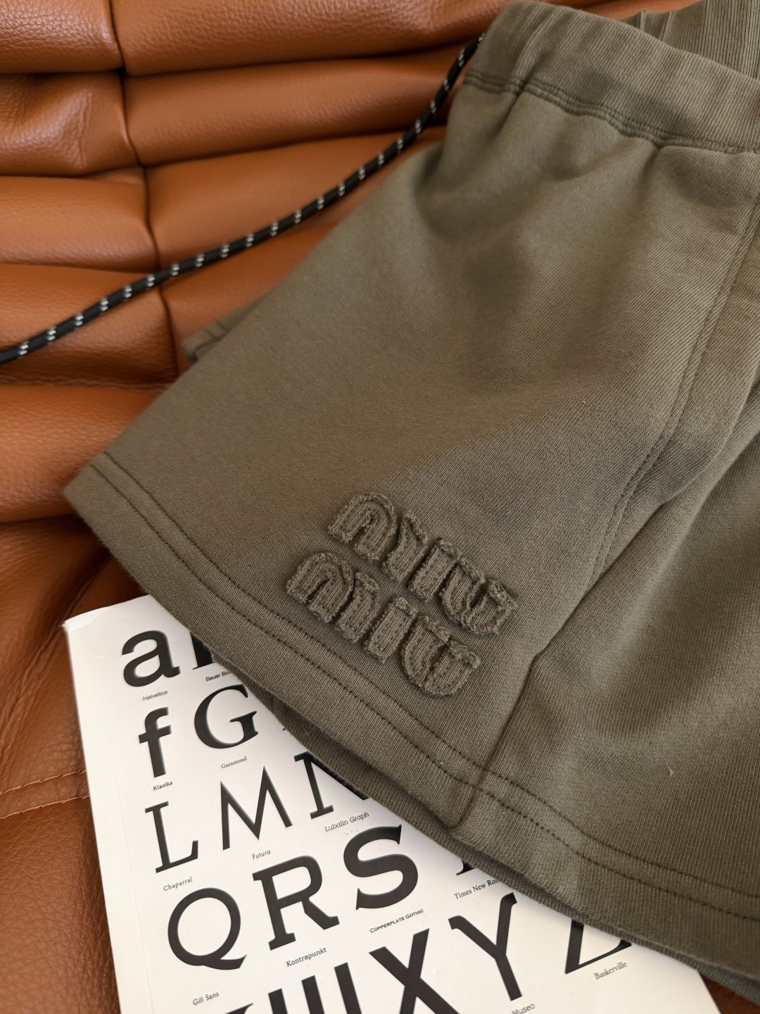 日常休闲短裤 26新款 经典字母徽标装饰短裤 军绿色很好看 时髦有型 搭配起来得心应手 休闲必备 绝对是