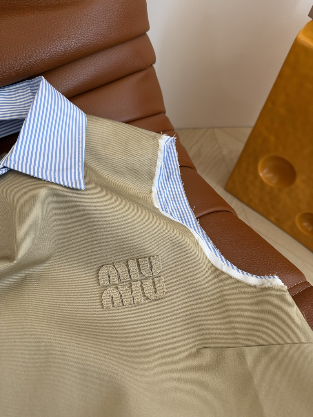 26新款 领子可拆卸假两件设计连衣裙 配色超好看 卡其色搭配浅蓝条纹 大胆撞色带来全新的视觉效果 很显活