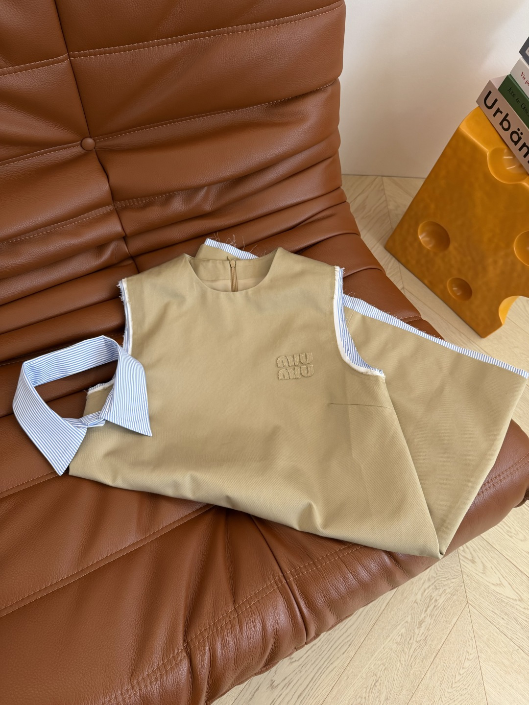 26新款 领子可拆卸假两件设计连衣裙 配色超好看 卡其色搭配浅蓝条纹 大胆撞色带来全新的视觉效果 很显活