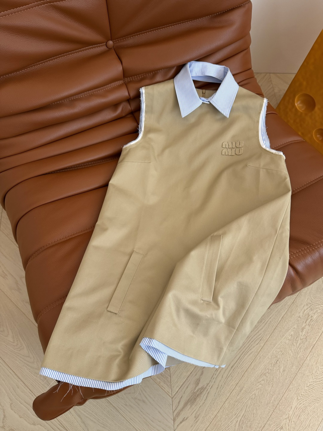 26新款 领子可拆卸假两件设计连衣裙 配色超好看 卡其色搭配浅蓝条纹 大胆撞色带来全新的视觉效果 很显活