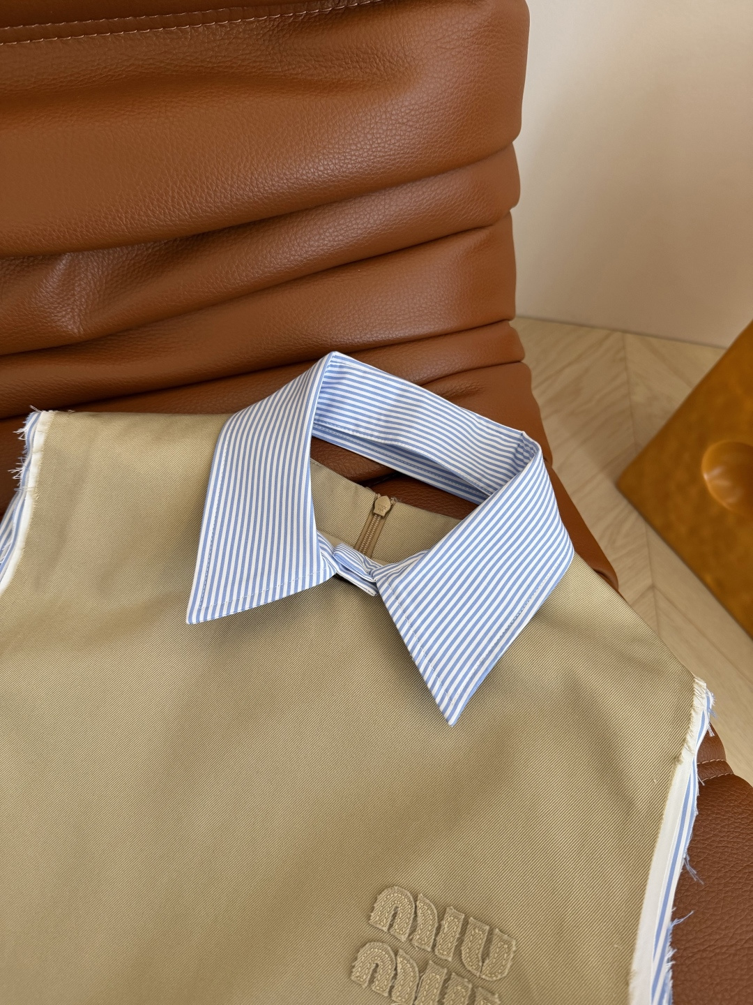 26新款 领子可拆卸假两件设计连衣裙 配色超好看 卡其色搭配浅蓝条纹 大胆撞色带来全新的视觉效果 很显活