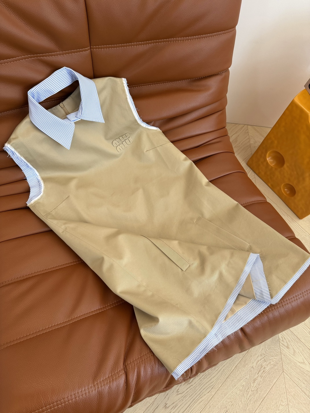 26新款 领子可拆卸假两件设计连衣裙 配色超好看 卡其色搭配浅蓝条纹 大胆撞色带来全新的视觉效果 很显活