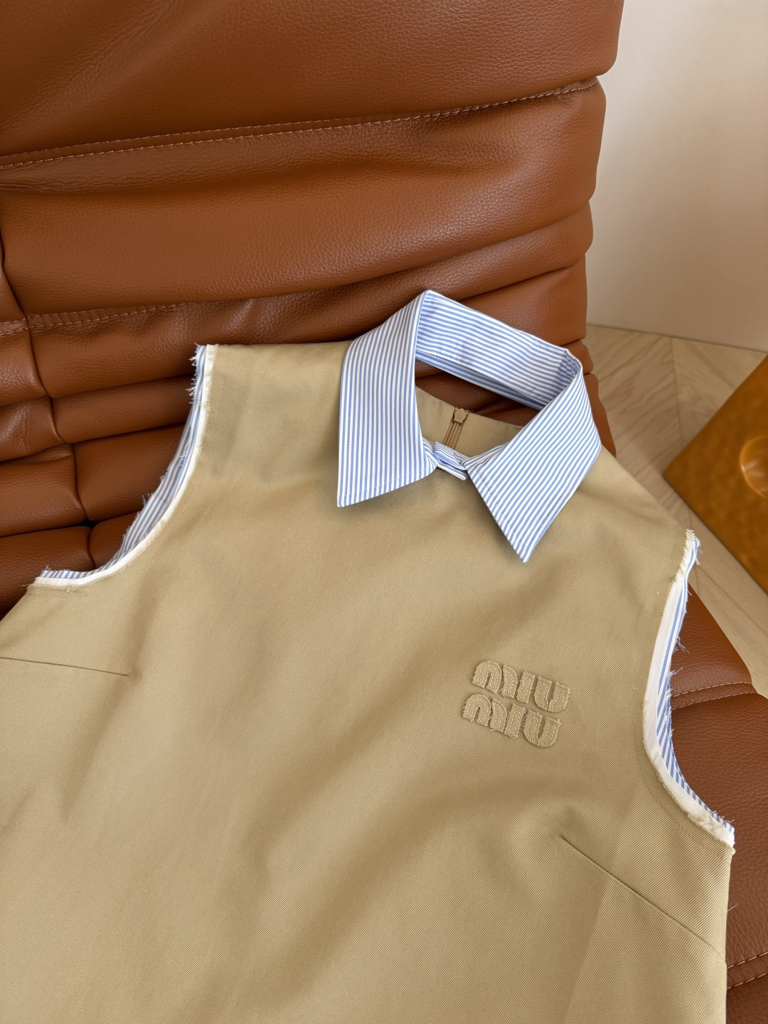 26新款 领子可拆卸假两件设计连衣裙 配色超好看 卡其色搭配浅蓝条纹 大胆撞色带来全新的视觉效果 很显活