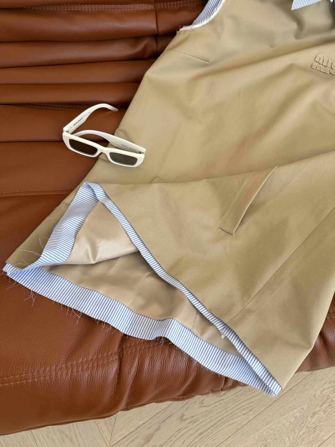 26新款 领子可拆卸假两件设计连衣裙 配色超好看 卡其色搭配浅蓝条纹 大胆撞色带来全新的视觉效果 很显活