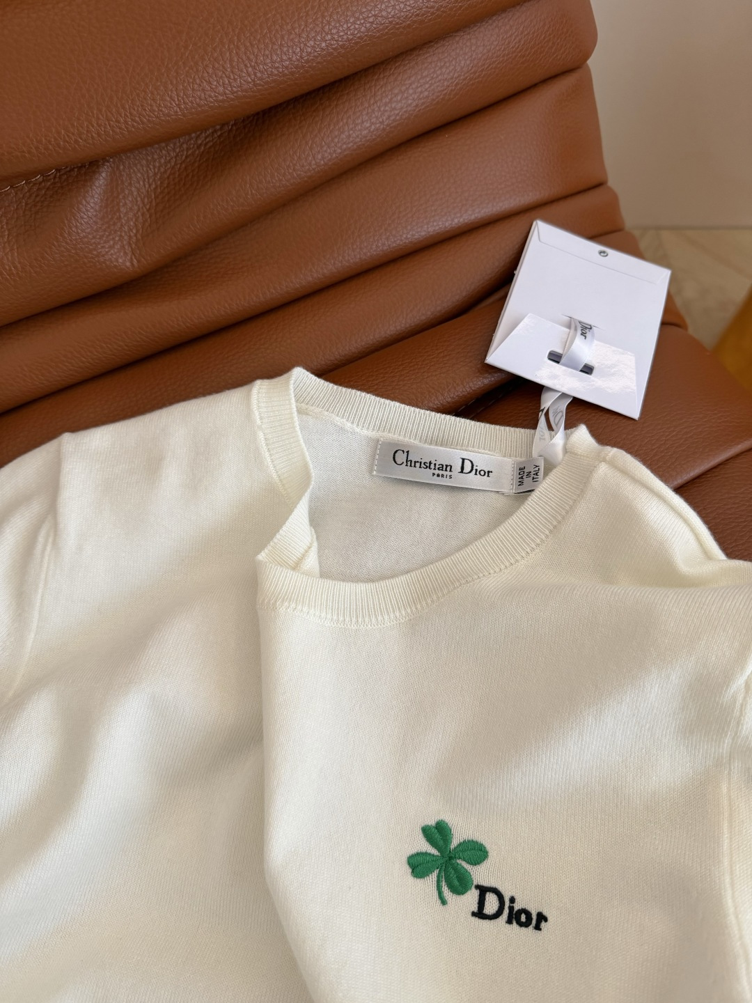 周也同款 26新品 幸运四叶草刺绣装饰针织上衣 简约白色特别百搭 绝对是夏季必备的单品 混纺的针织纱线 