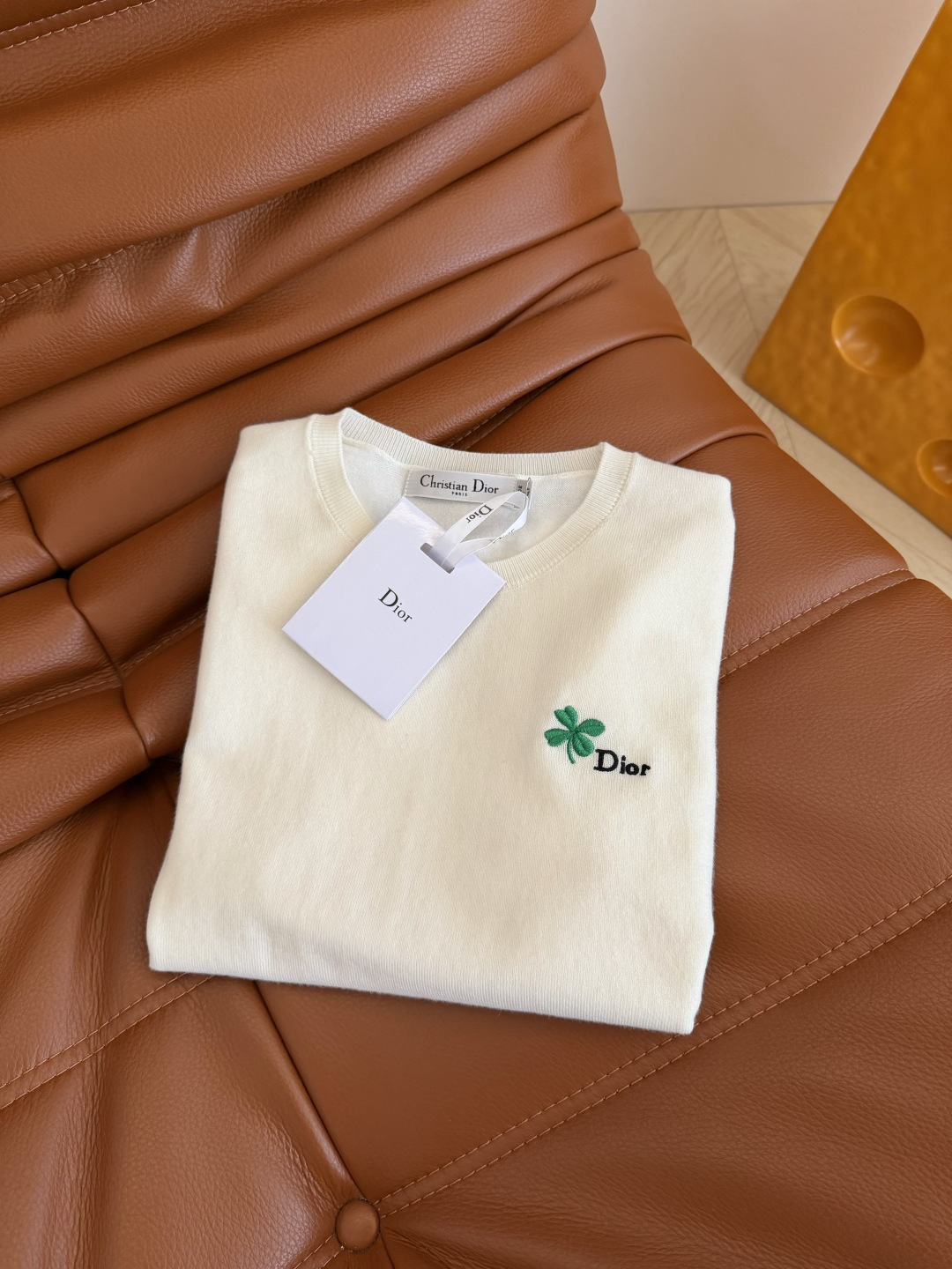 周也同款 26新品 幸运四叶草刺绣装饰针织上衣 简约白色特别百搭 绝对是夏季必备的单品 混纺的针织纱线 