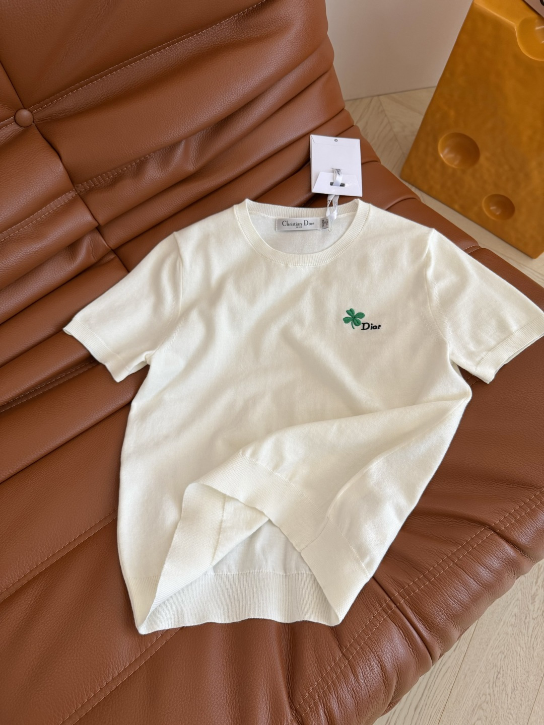 周也同款 26新品 幸运四叶草刺绣装饰针织上衣 简约白色特别百搭 绝对是夏季必备的单品 混纺的针织纱线 