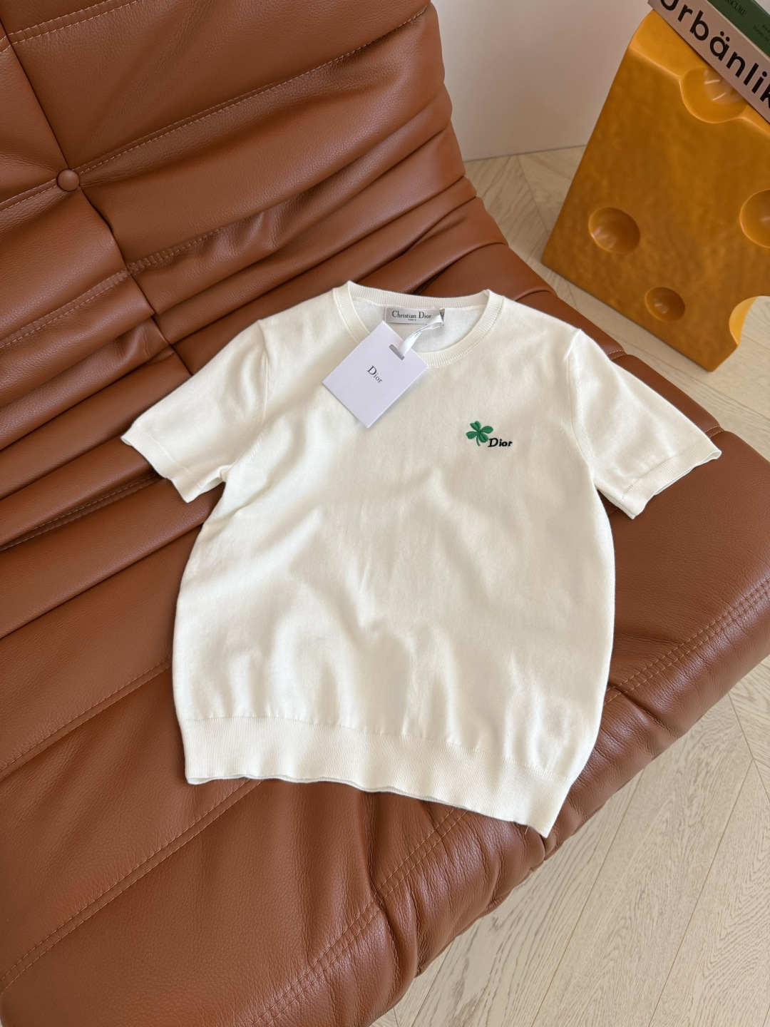 周也同款 26新品 幸运四叶草刺绣装饰针织上衣 简约白色特别百搭 绝对是夏季必备的单品 混纺的针织纱线 