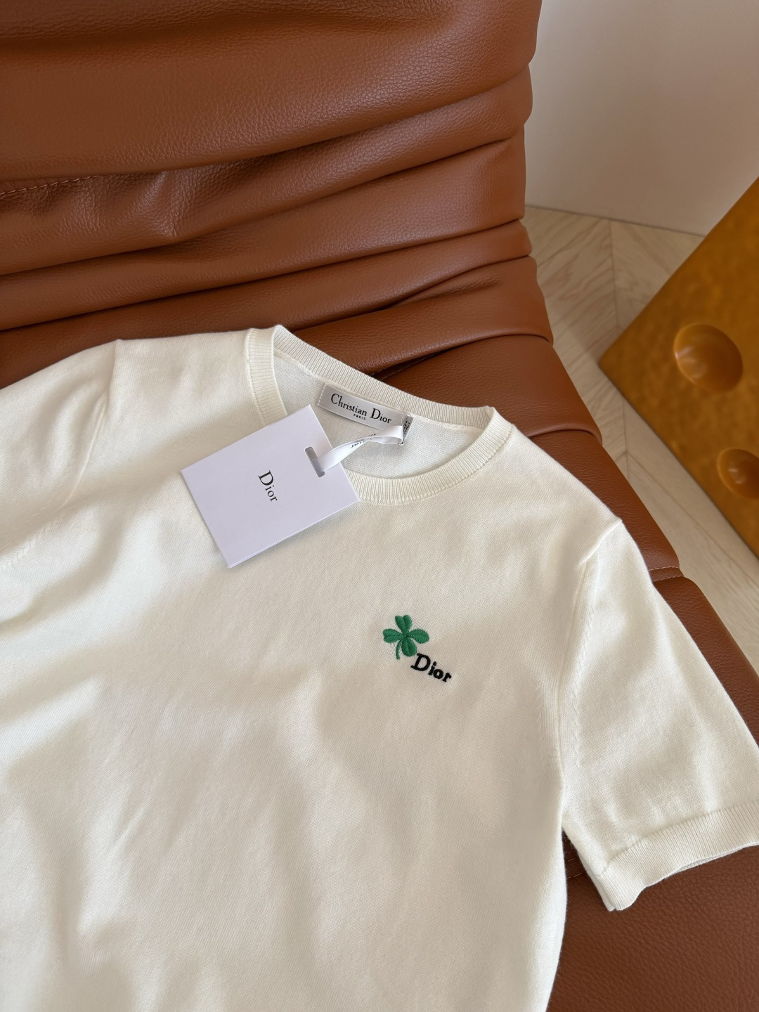 周也同款 26新品 幸运四叶草刺绣装饰针织上衣 简约白色特别百搭 绝对是夏季必备的单品 混纺的针织纱线 