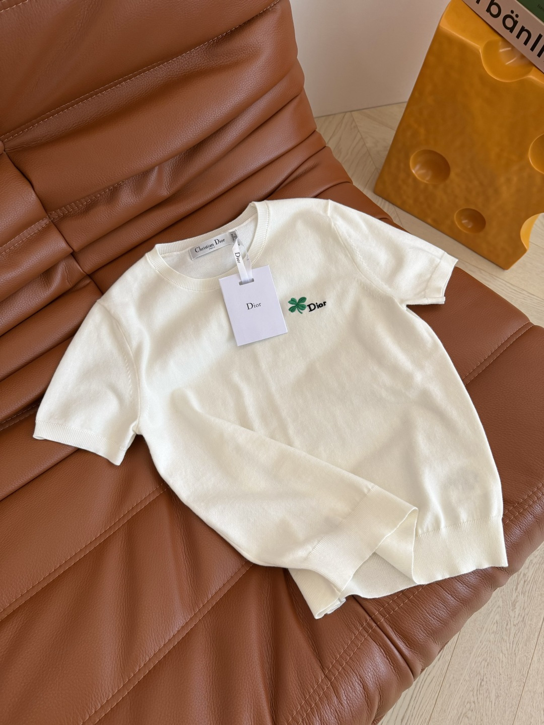 周也同款 26新品 幸运四叶草刺绣装饰针织上衣 简约白色特别百搭 绝对是夏季必备的单品 混纺的针织纱线 