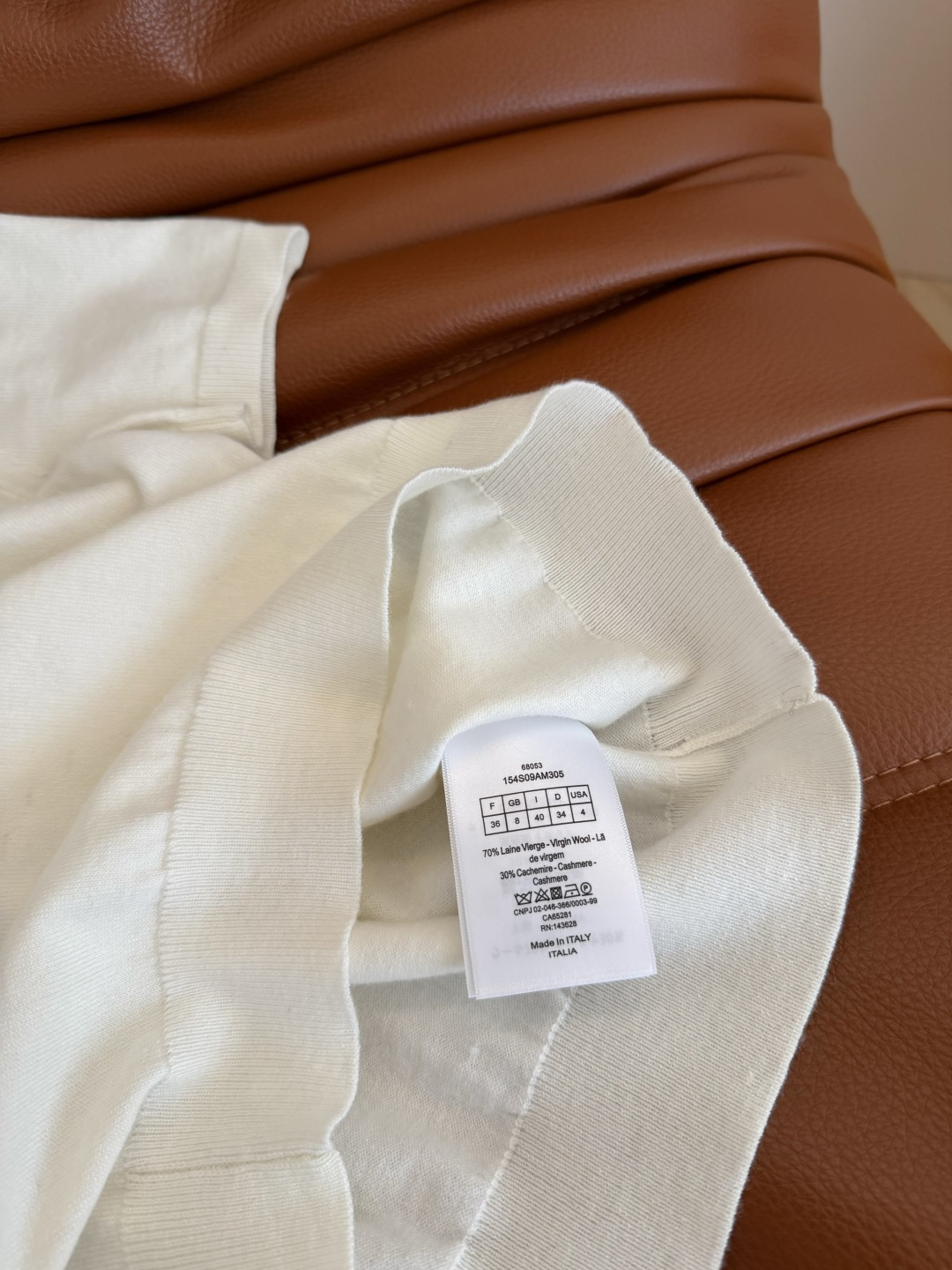 周也同款 26新品 幸运四叶草刺绣装饰针织上衣 简约白色特别百搭 绝对是夏季必备的单品 混纺的针织纱线 