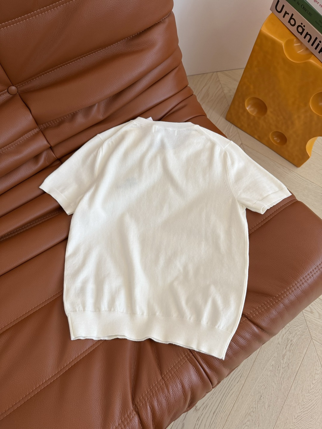 周也同款 26新品 幸运四叶草刺绣装饰针织上衣 简约白色特别百搭 绝对是夏季必备的单品 混纺的针织纱线 