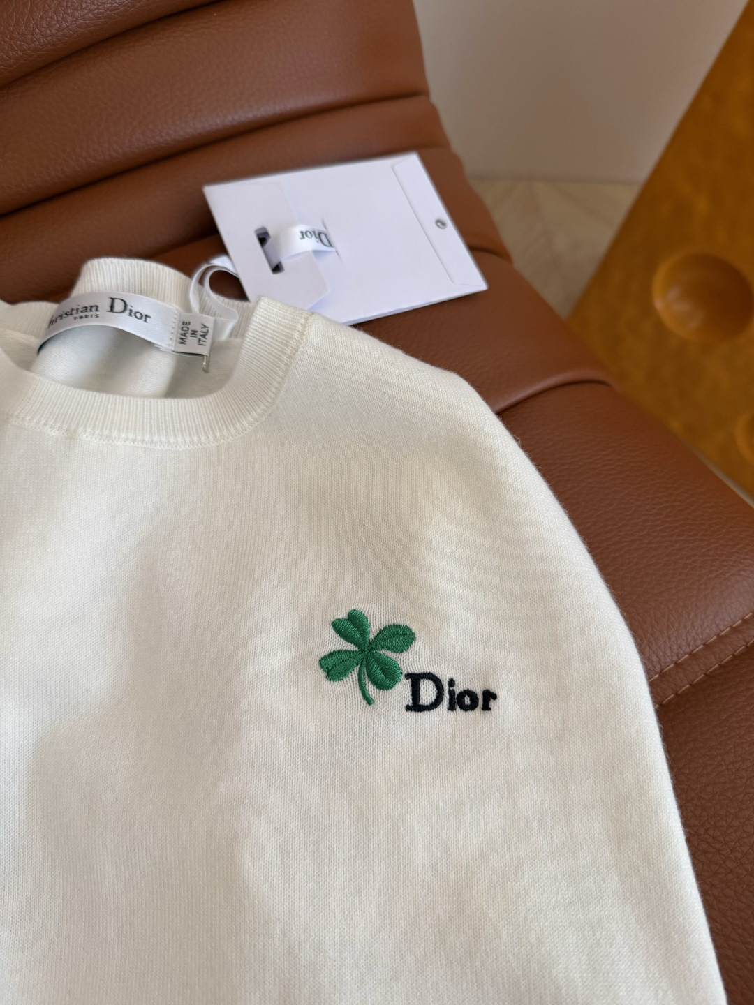 周也同款 26新品 幸运四叶草刺绣装饰针织上衣 简约白色特别百搭 绝对是夏季必备的单品 混纺的针织纱线 