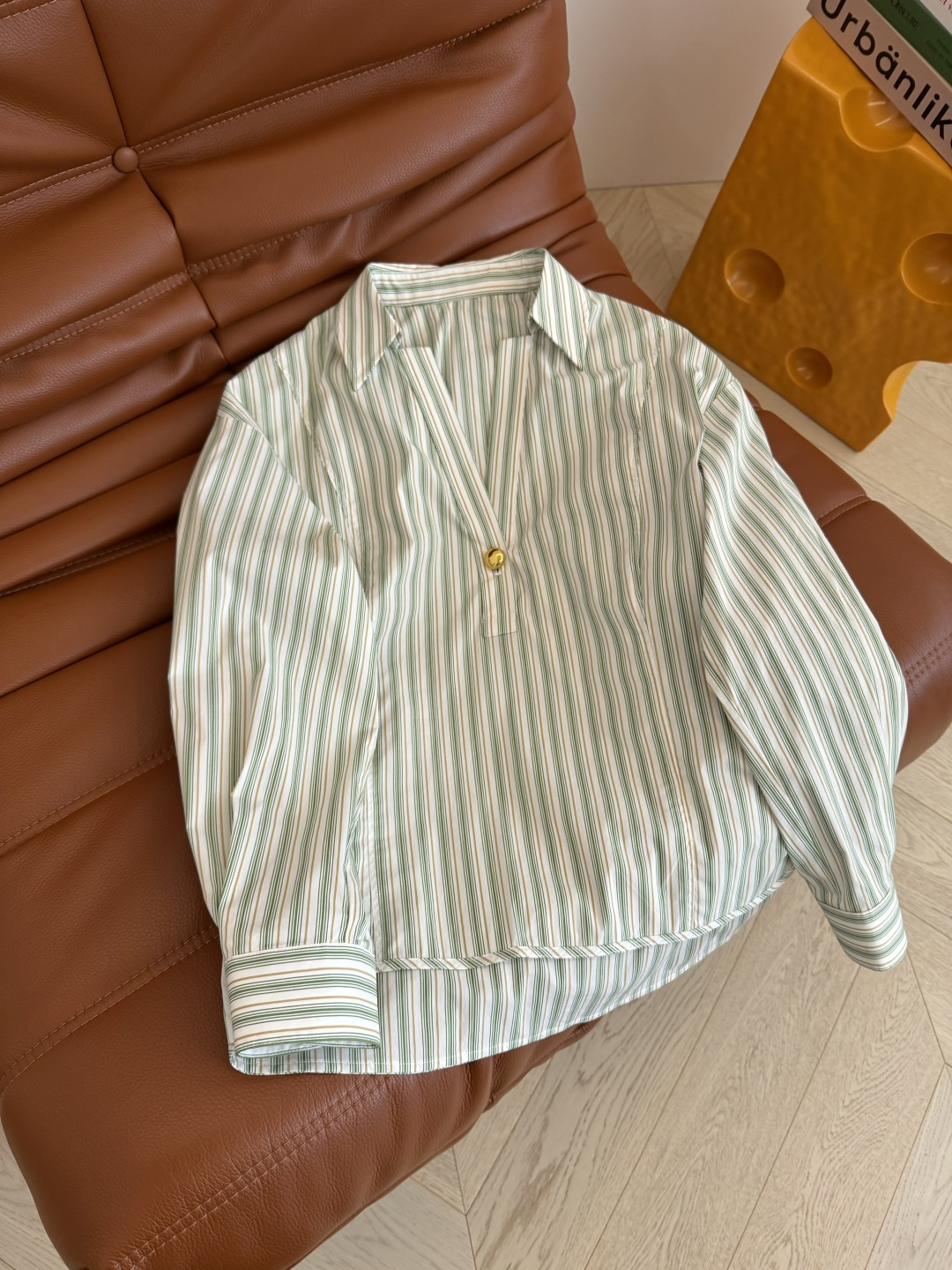 沈梦辰同款 26ss 一粒扣设计V领衬衫 很有博主街拍范的一件衬衫 休闲随意慵懒 有种自带范儿的魔力感 