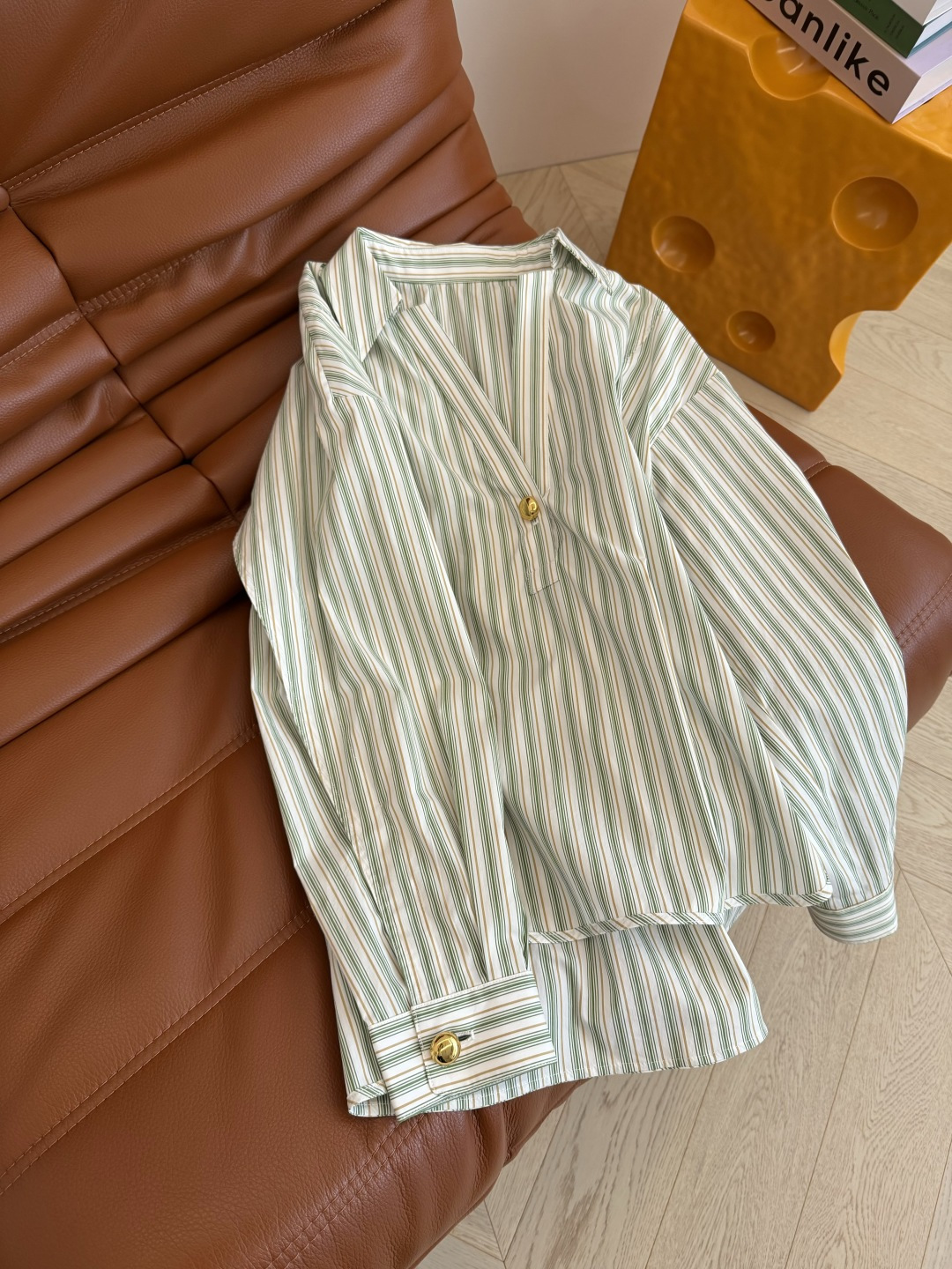 沈梦辰同款 26ss 一粒扣设计V领衬衫 很有博主街拍范的一件衬衫 休闲随意慵懒 有种自带范儿的魔力感 